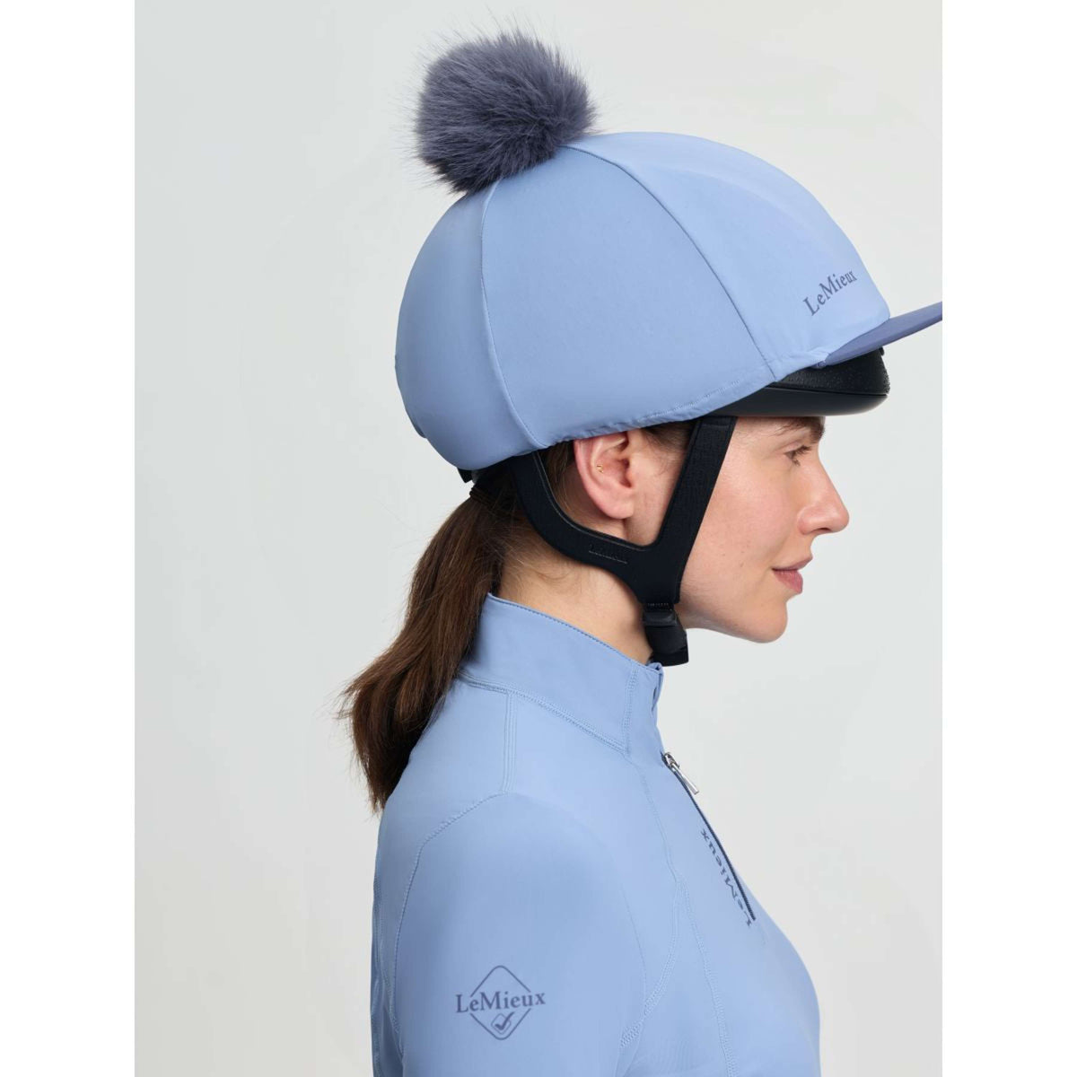 LeMieux Cache-capuchon Classique Pom Powder Blue