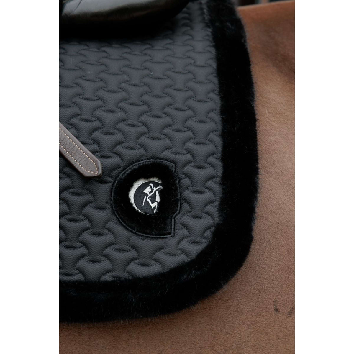 Kentucky Horsewear Tapis de Selle Fake Fur Onion Quilt de Saut Noir