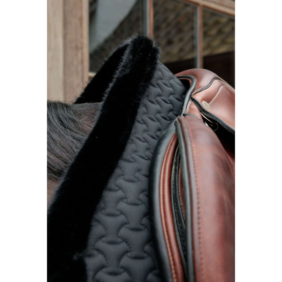 Kentucky Horsewear Tapis de Selle Fake Fur Onion Quilt de Saut Noir