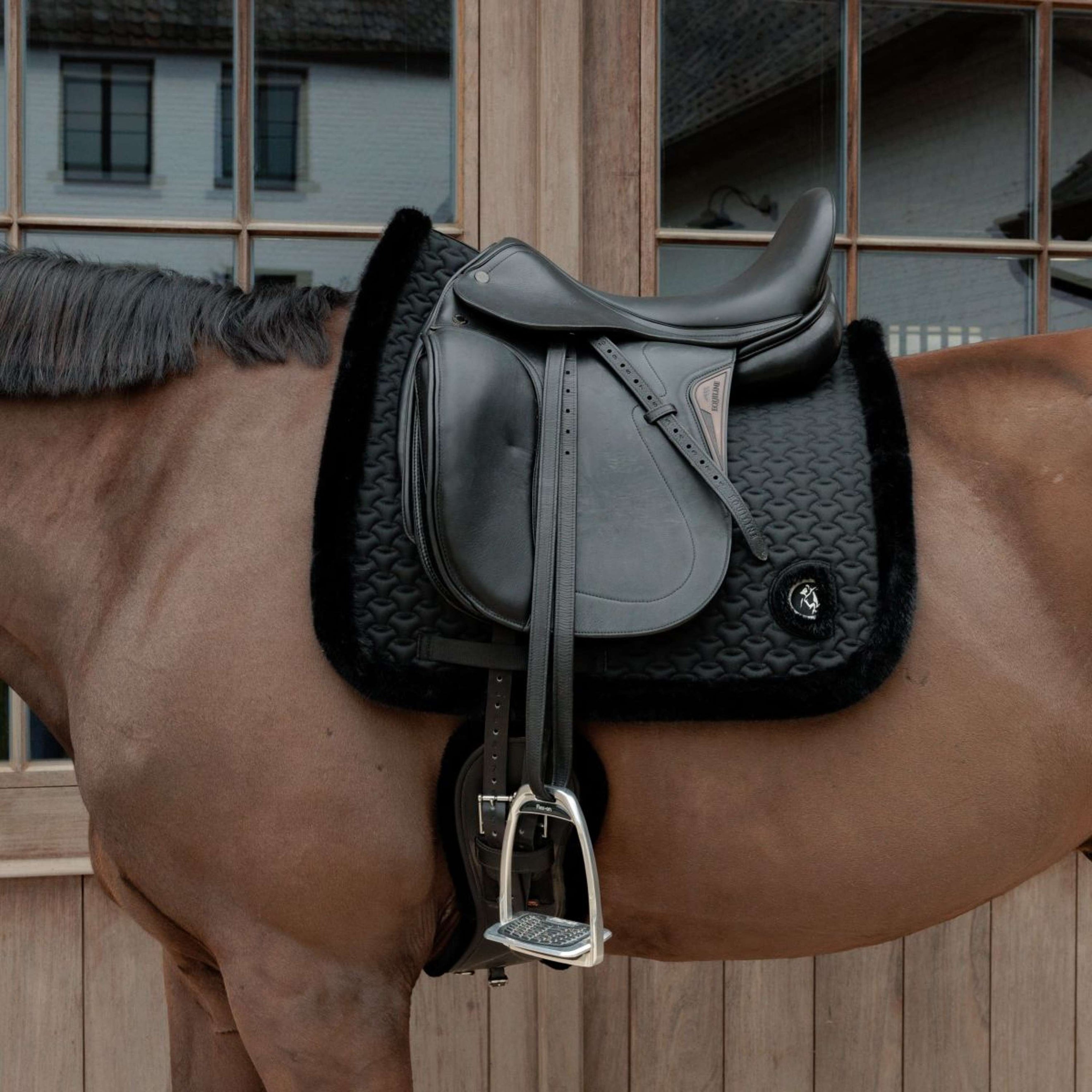 Kentucky Horsewear Tapis de Selle Fake Fur Onion Quilt Dressage Noir Kentucky Horsewear Tapis de Selle Fake Fur Onion Quilt Dressage Noir