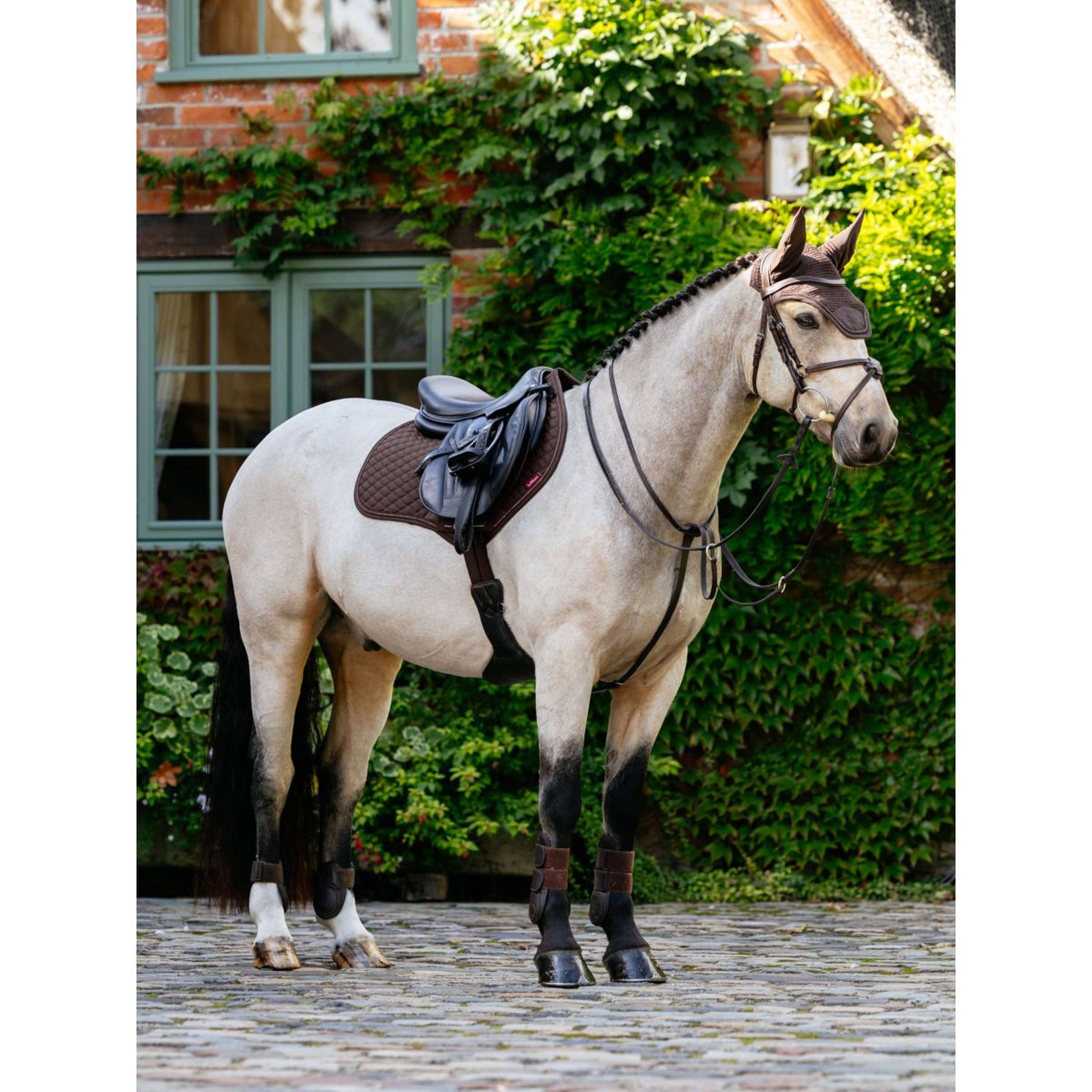 LeMieux Tapis de Selle Brilliance Close Contact Square de Saut Espresso LeMieux Tapis de Selle Brilliance Close Contact Square de Saut Espresso