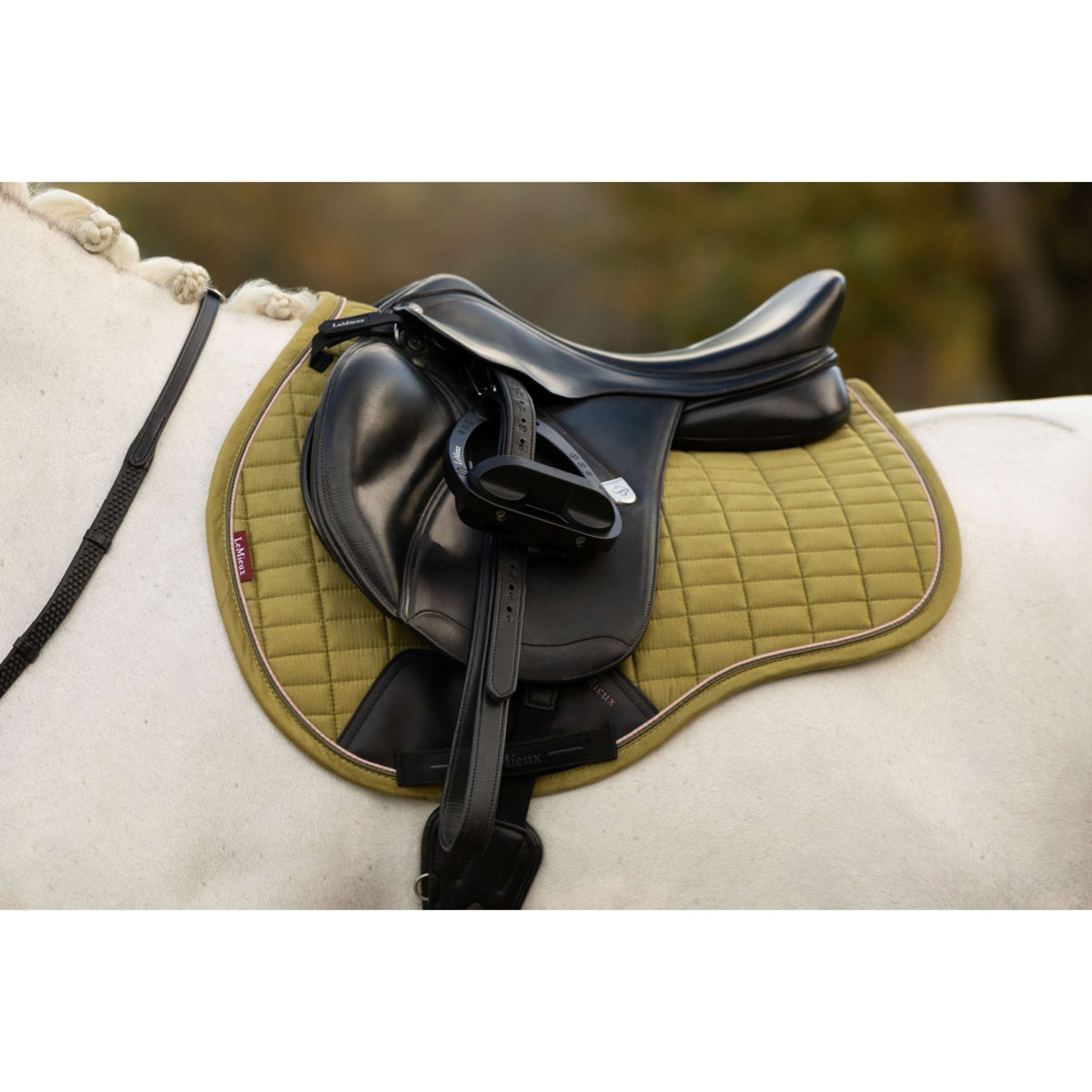 LeMieux Tapis de Selle Suede Square Polyvalence Gooseberry