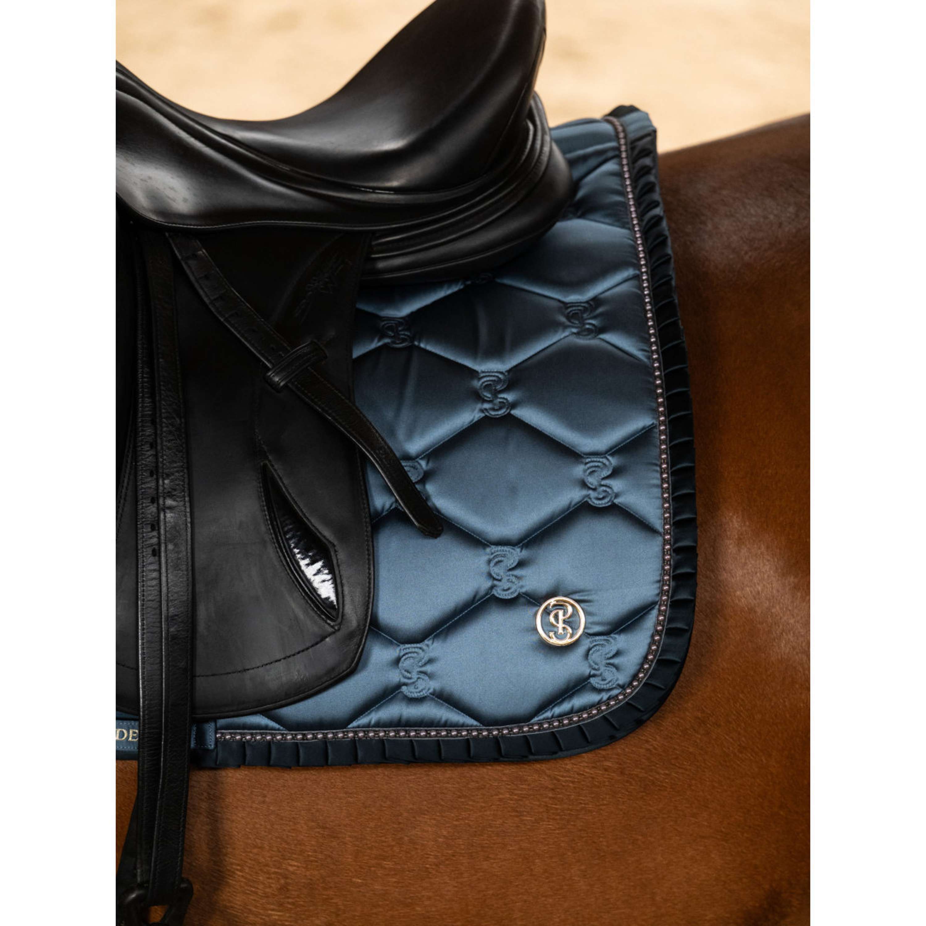 PS of Sweden Tapis de Selle Ruffle Pearl Dressage Shadow Blue