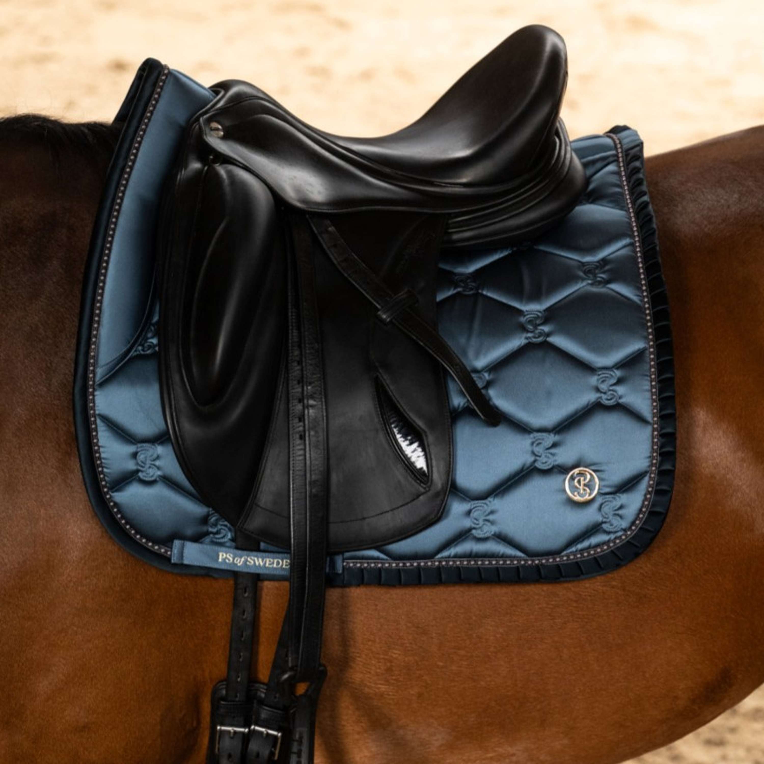 PS of Sweden Tapis de Selle Ruffle Pearl Dressage Shadow Blue