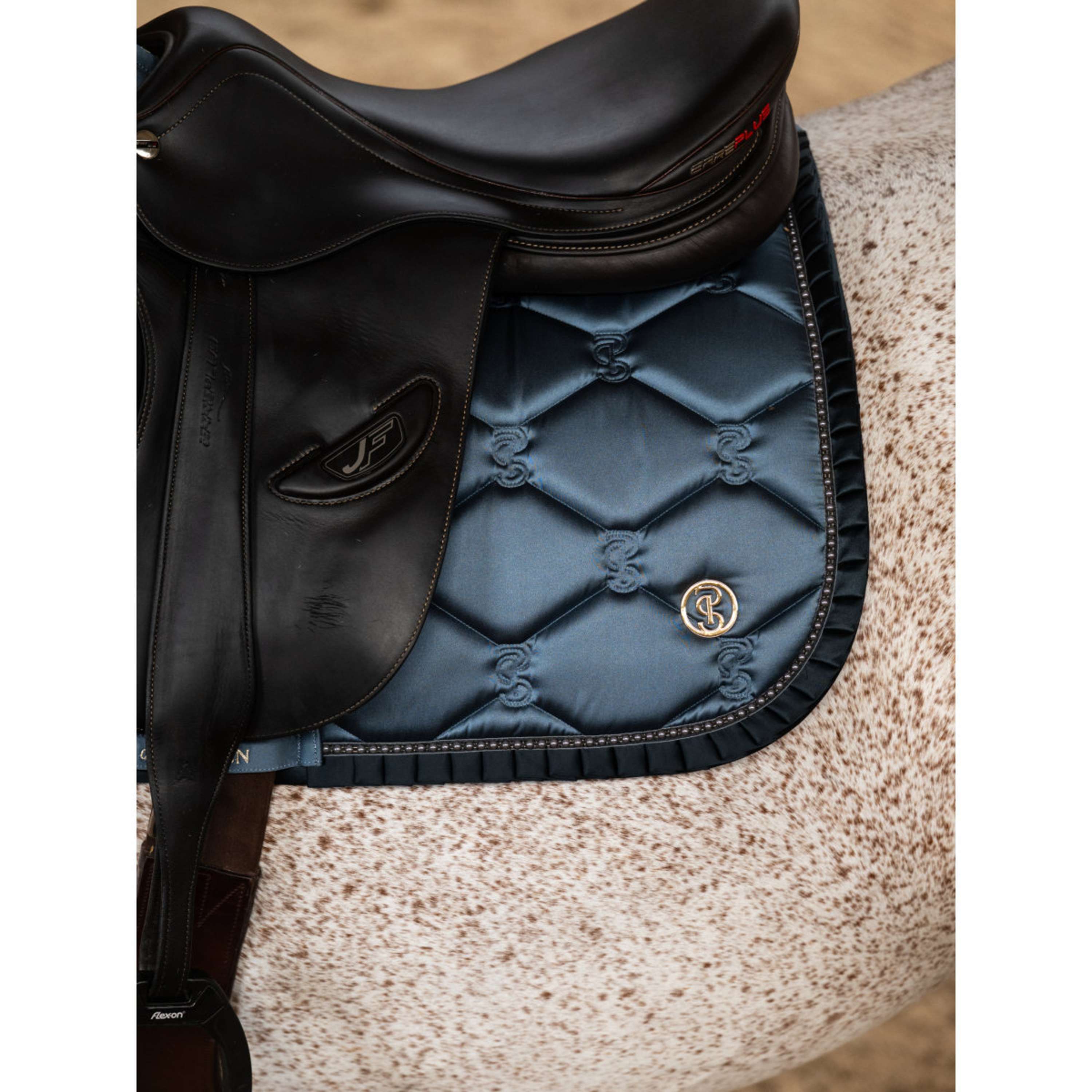 PS of Sweden Tapis de Selle Ruffle Pearl de Saut Shadow Blue