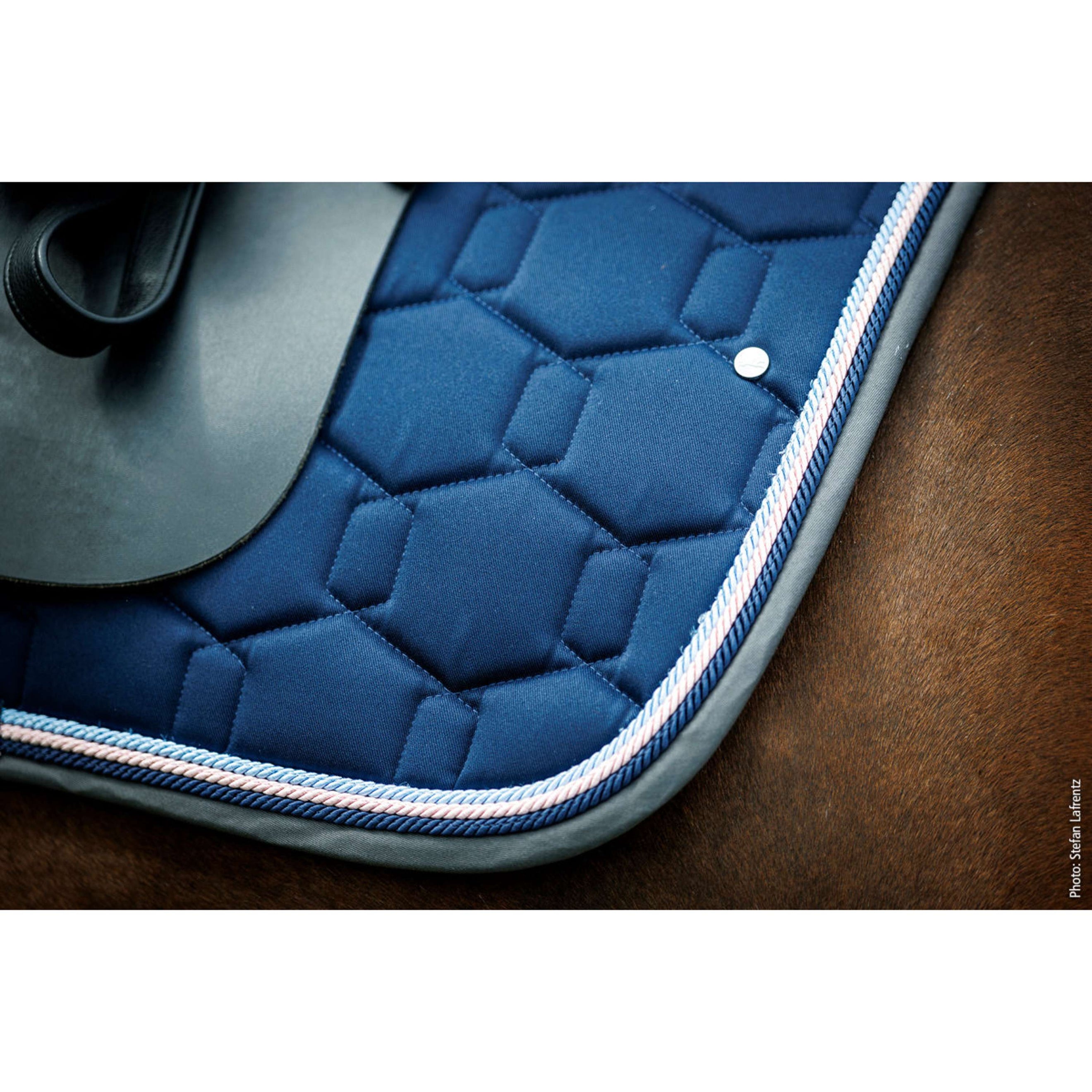 Schockemöhle Tapis de Selle SP Eco Comfort D Style Dressage True Navy Schockemöhle Tapis de Selle SP Eco Comfort D Style Dressage True Navy