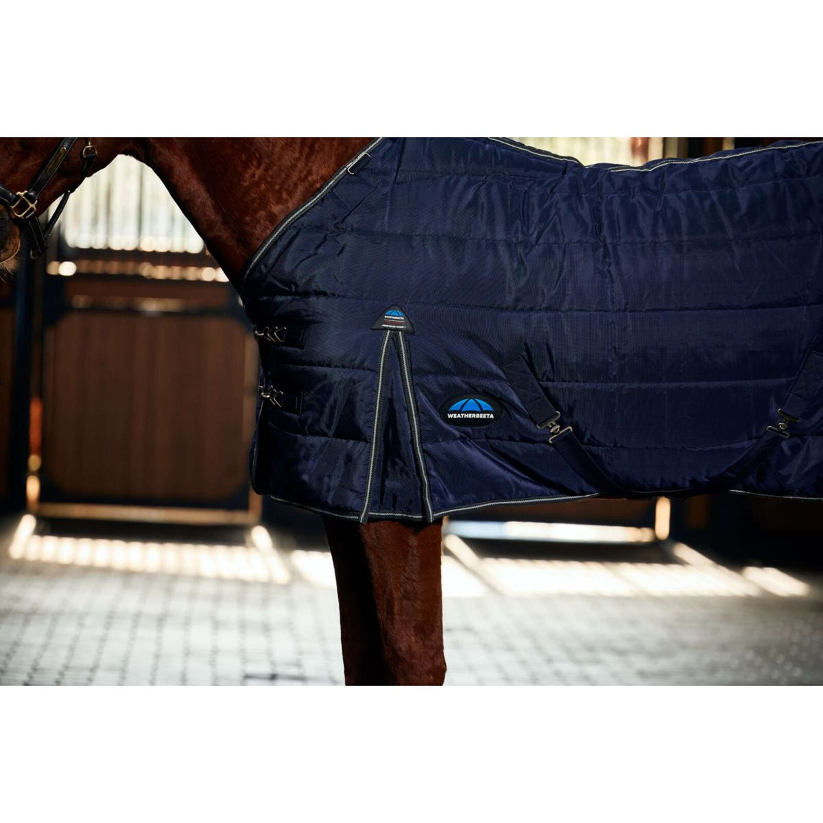 WeatherBeeta Couverture d'Écurie ComFiTec PP Channel Quilt Detach-A-Neck 220g Navy/Charcoal